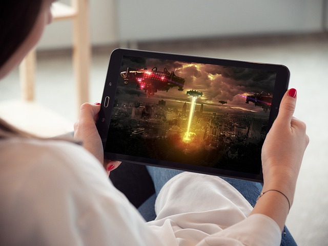 Mujer viendo película en una tableta