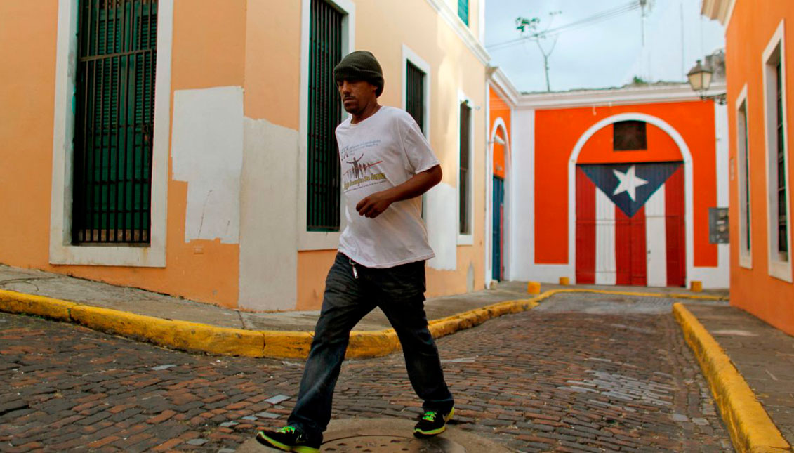 Si una persona necesita ir a la farmacia, al supermercado, por gasolina, lo puede hacer de las 5 de la mañana a las 9 de la noche.(RICARDO ARDUENGO/AFP via Getty Images)