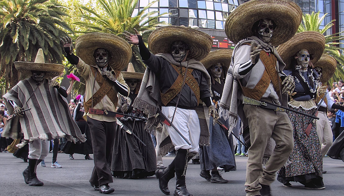 Personajes de "007 Spectre" en el desfile de Día de Muertos, en Mexico.