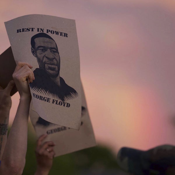 Un manifestante sostiene un cartel con una imagen de George Floyd durante las protestas en Minneapolis, Minnesota, el 27 de mayo. Fotografía: Christine T Nguyen/AP