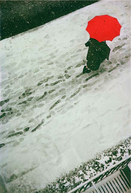 'Footprints' (1950), Saul Leiter. ©Saul Leiter Foundation, Courtesy Gallery FIFTY ONE.