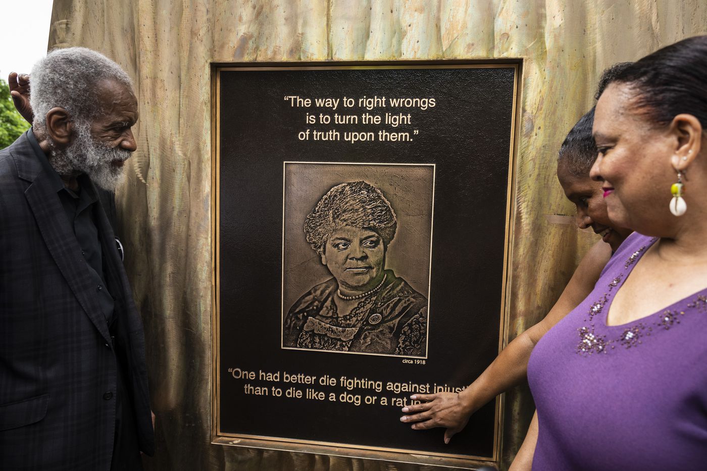 Artist Richard Hunt, Michelle Duster, and Ald. Sophia King (4th) unveil a portion of the Ida B. Wells monument at East 37th Street and South Langley Avenue in Bronzeville on the South Side. Photo Credit: Ashlee Rezin Garcia/Sun-Times