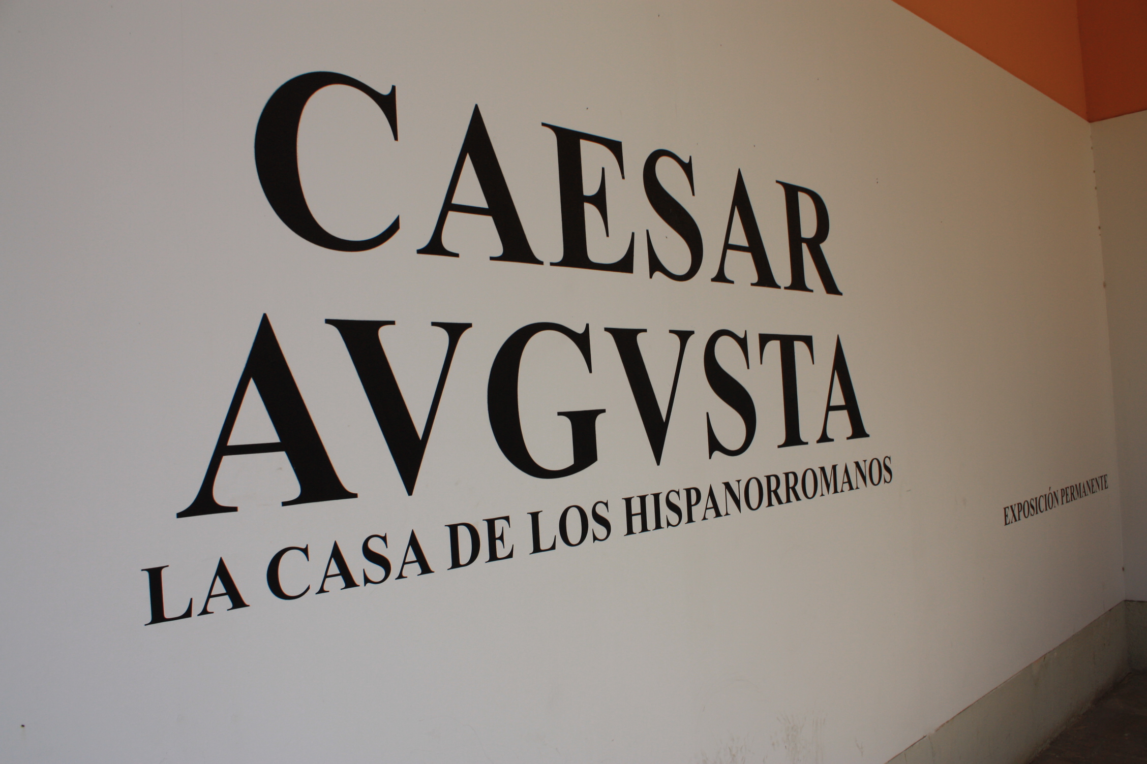 Sign on a wall of the "Museo de Zaragoza".