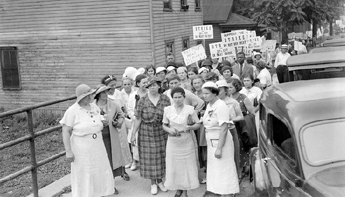 Las mujeres protestan frente a restaurantes y carnicerías en Hamtramck, Michigan, 1935.  Cortesía de Walter P. Reuther Library