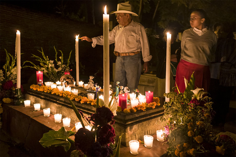 Un rito muy popular es visitar los cementerios y encender velas. Getty Images.