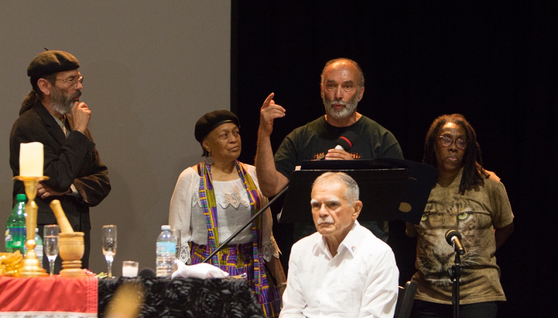 Pam Africa, Carlos Africa y Ramona Africa junto a Luis Sanabria y Óscar López Rivera. Foto: Edwin López Moya / AL DÍA News