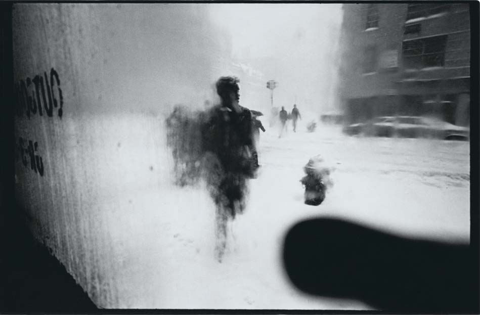 Snow (1960), Saul Leiter. ©Saul Leiter Foundation, Courtesy Gallery FIFTY ONE.