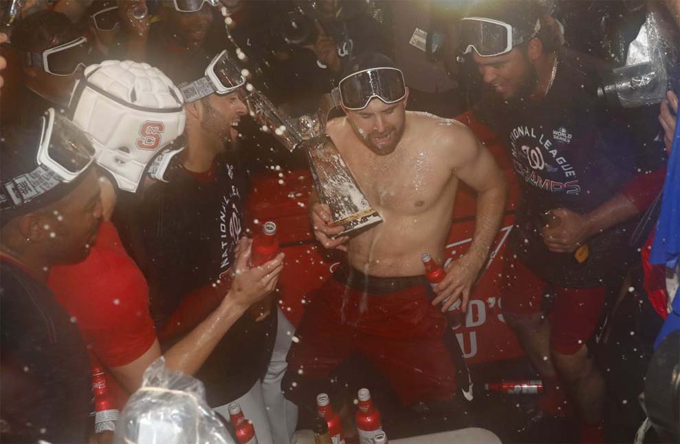 Brian Dozier celebrando la victoria a ritmo de reggaeton.